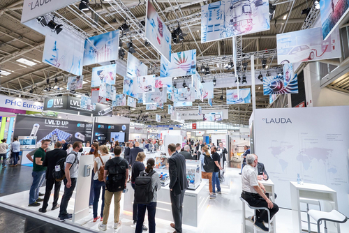 LAUDA Messestand mit Besuchern analytica 2022 © Behrend und Rausch
