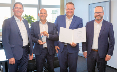 V. l. n. r.: Der LAUDA Geschäftsführer Dr. Ralf Hermann, der Geschäftsführer von LAUDA Technology, Paul King, Dr. Gareth Knight, sowie der Geschäftsführende Gesellschafter Dr. Gunther Wobser, © LAUDA