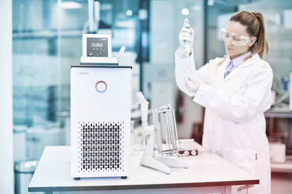 Zuverlässige Temperierung mit LAUDA Temperiergeräten Eine Labor-Mitarbeiterin befüllt Proben zur Temperierung.