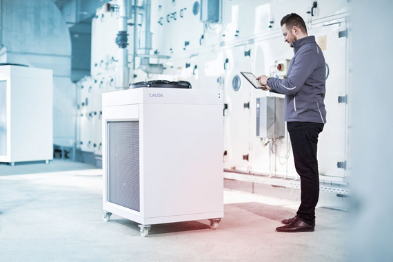 User stands next to the circulation chiller and operates it with the tablet