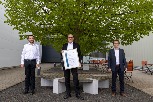 Gruppenbild mit ISO-Zertifikat