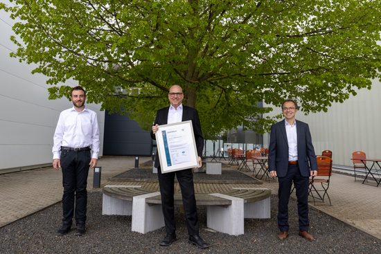 Gruppenbild mit ISO-Zertifikat