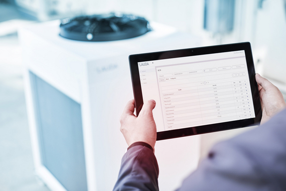 User controls the circulation chiller via tablet