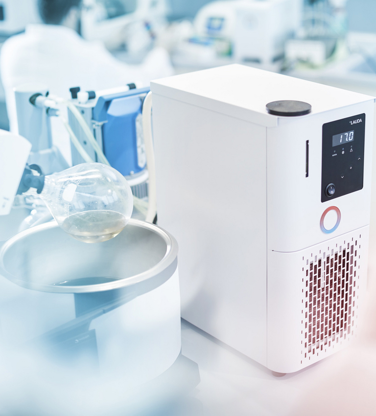 Un appareil de thermorégulation LAUDA avec un échantillon de laboratoire dans un ballon à fond rond est installé dans un laboratoire.
