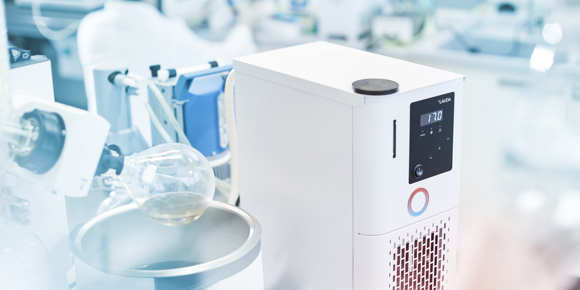 实验室中放着一台 LAUDA 温度控制设备，上面的圆底烧瓶中装有实验室样品。