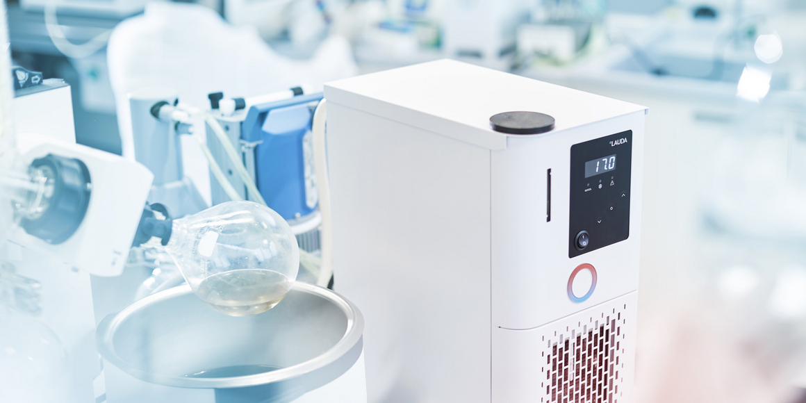 Un equipo de termorregulación LAUDA con una muestra de laboratorio en un matraz de fondo redondo se encuentra en un laboratorio.