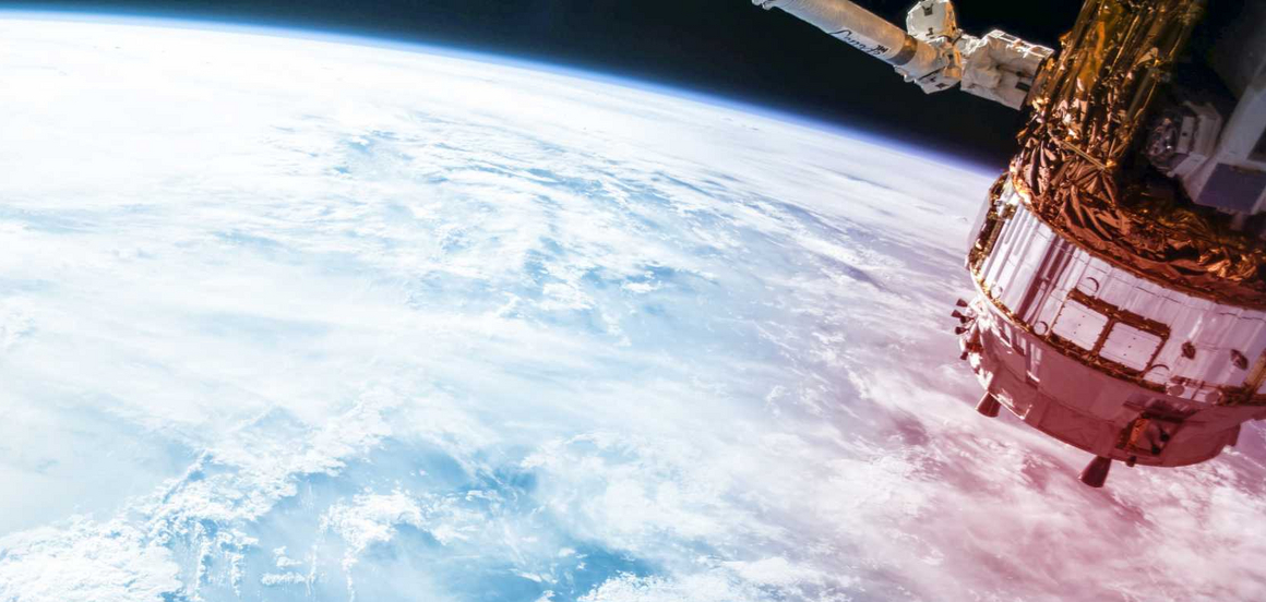 Primer plano de la Tierra con un satélite en la esquina superior derecha de la imagen