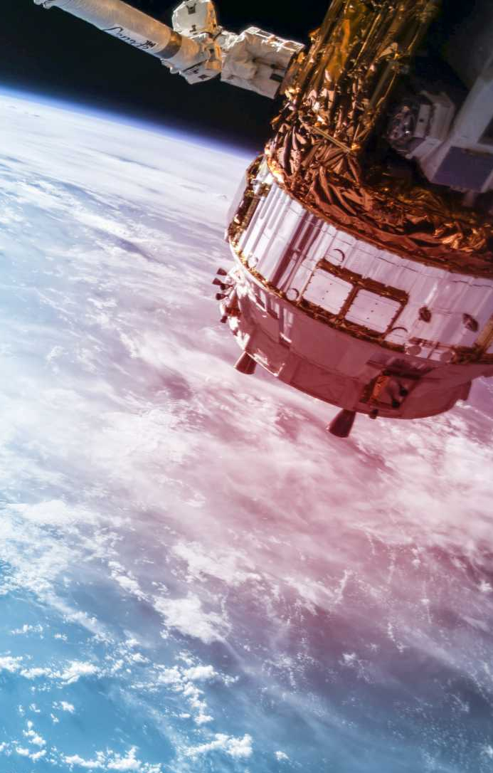 Gros plan de la Terre avec un satellite dans le coin supérieur droit de l'image